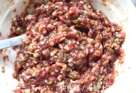 松软|烙馅饼和面时，用上1招窍门，烙出的饼酥脆松软，放凉也不发硬