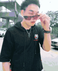 |搞笑GIF:我就想知道门口那两位在干什么