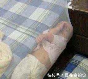 |搞笑萌宝：当宝宝困到一定地步的时候，意想不到的睡姿就出现了