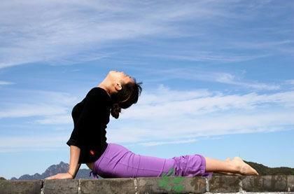 双臂|4个瑜伽动作,每天花30分钟练习,改善身体机能,50岁不显老