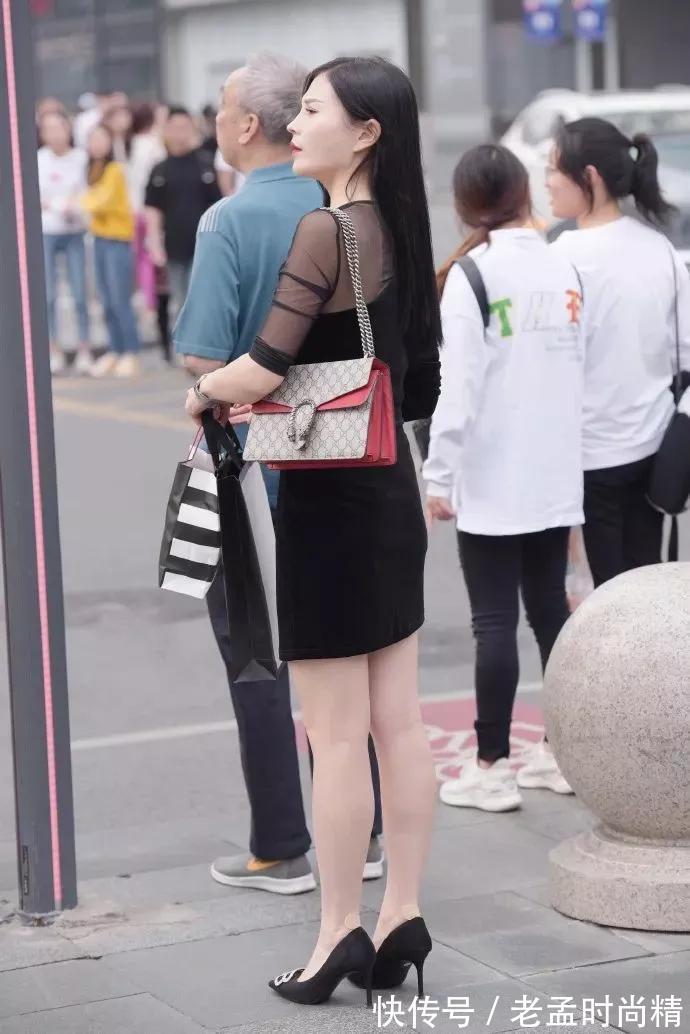 黑裙 街拍:穿黑裙的成熟美女,身材还好,就是心情有点不好