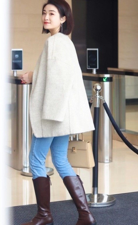 穿搭 天冷了，今年流行“大衣＋牛仔裤”简约大气，意外美出新高度！