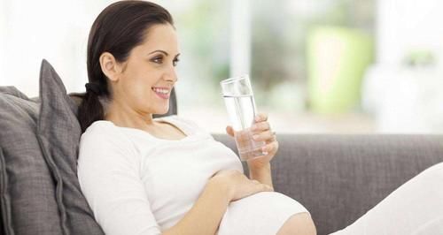 孕期没少喝水，却仍查出羊水偏低，孕期喝水和羊水量有关吗