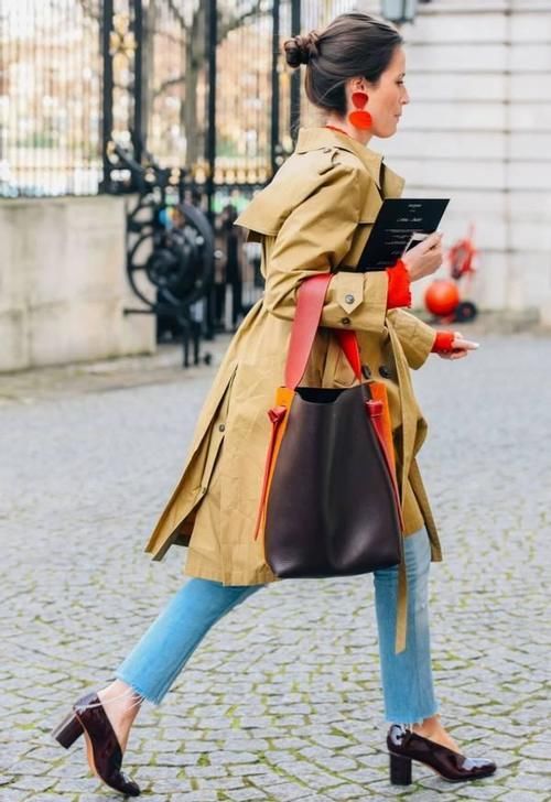 春天风衣里面穿什么才时尚？推荐这3种“内搭”，减龄百搭又耐看