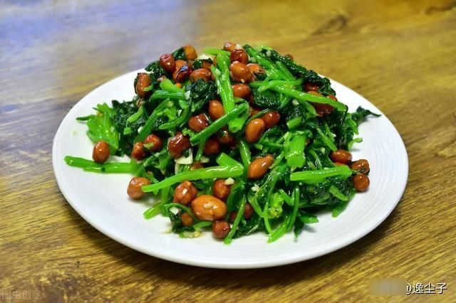 炸花生米时,先放油就错了多加1步,花生米更酥脆,放7天不返潮