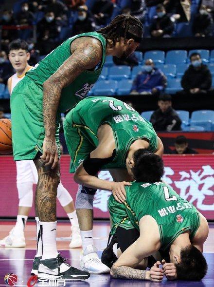 郭艾伦|辽宁男篮2分险胜!李晓旭膜拜张镇麟,郭艾伦,这次要感谢赵继伟