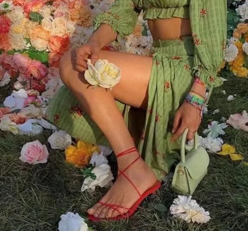 网评“最伤脚的4种鞋子”,尖头鞋倒数,高跟鞋第二,第一名竟是它