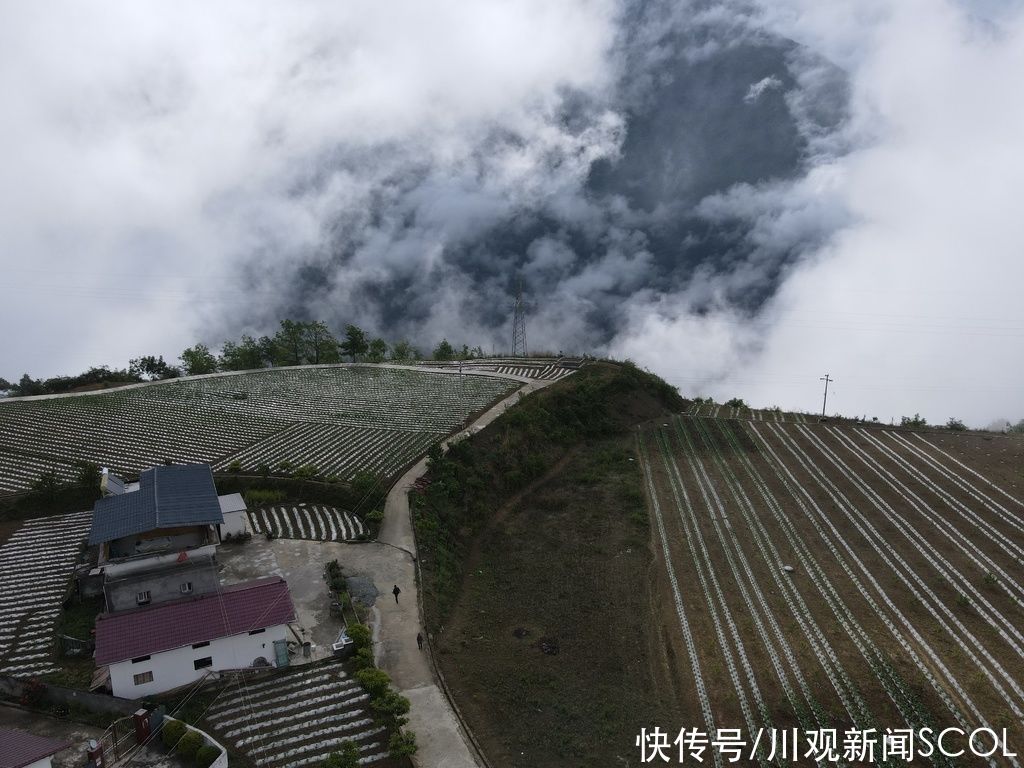 海子环环村|航拍丨白云深处美如画 飞越大渡河边海子环环村