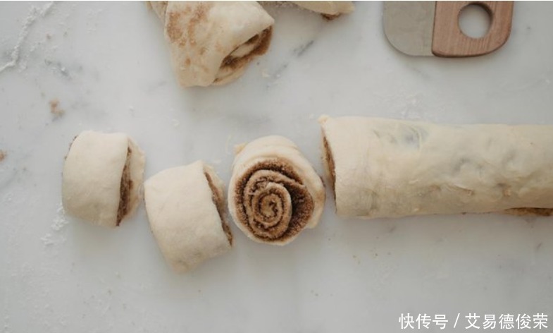浓郁|肉桂卷这道美食,柔软蓬松,充满浓郁的肉桂味