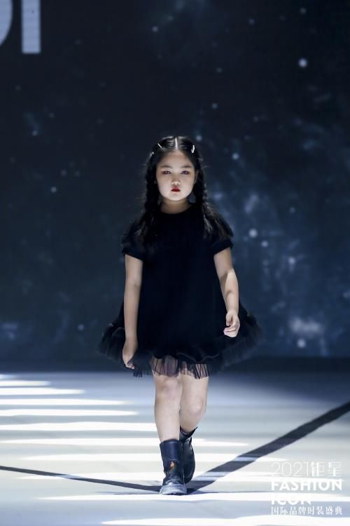 美丽心灵|钜星国际盛典首秀小超模赵泽竹 演绎Fendi童年