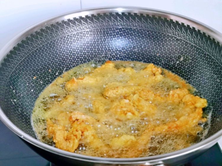 在家做好吃的小零食，椒盐鸡肉条太香了，孩子吃不够