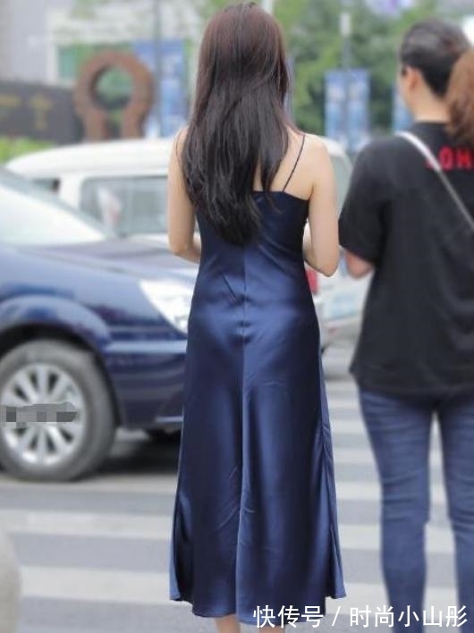 时尚 外面风这么大，妹子穿着这么丝滑的裙子外出很危险吧