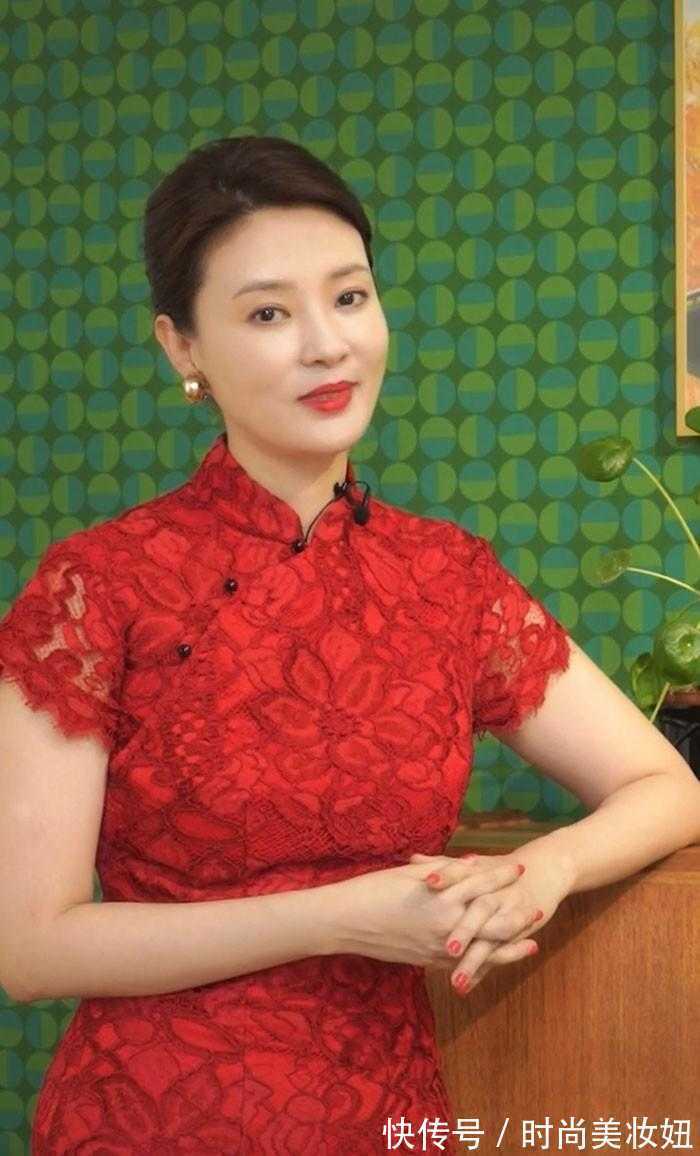 连衣裙|43岁刘芳菲很有“贵妇范”,穿红色旗袍连衣裙高贵优雅,美得惊艳
