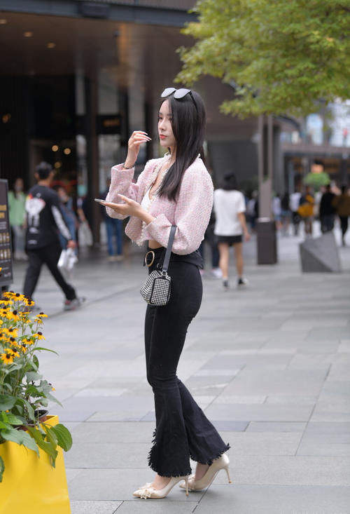苗条的女生穿衣就是任性，喇叭裤也能这么好看，尽显时尚魅力