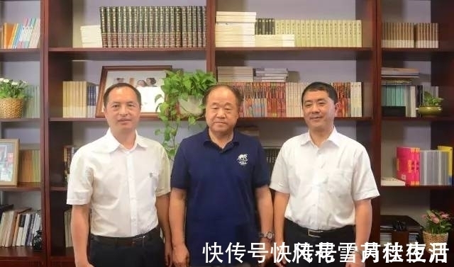 接地气!莫言游母校,90岁恩师送首打油诗,他当场回诗一首,水平高下立判
