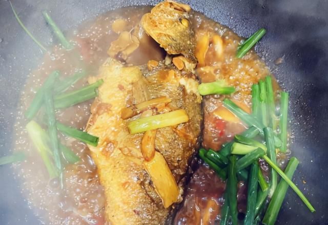 煎鱼|煎鱼时,别直接下锅煎,学会这1招,鱼不粘锅不破皮,营养不流失
