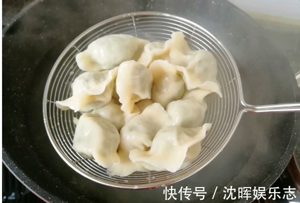 开春该吃啥这野菜包饺子正适合，清香可口味道好，鲜得忘不了