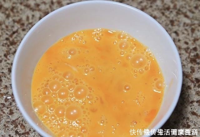 维生素虾仁和它是天生一对，我家隔三差五吃，雷打不动，常吃对眼睛好！