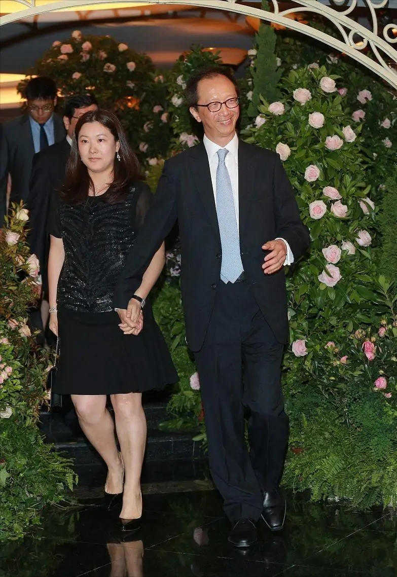 贵妇范|伏明霞“阿姨辈”最有贵妇范的，穿拼接连衣裙出席活动，高贵优雅