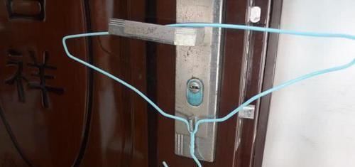 实用|门把手上放一个衣架,真的太厉害了,解决了很多家庭的困扰,实用