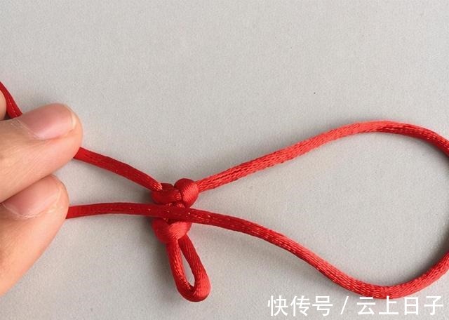 绕圈 心形结手链的编法教程,非常简单,只要2个结法就能编出!收藏了!