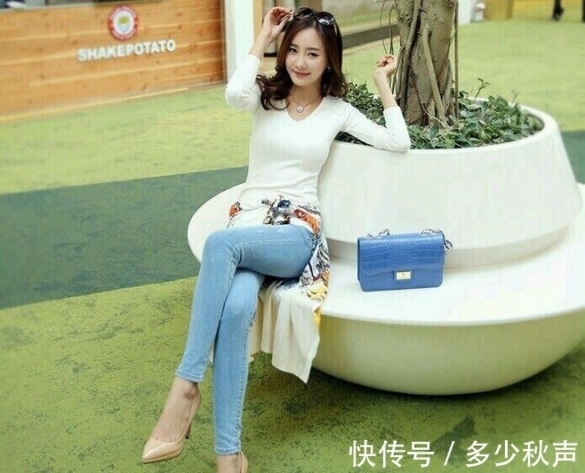 牛仔裤 时尚搭配的牛仔裤美女,展现出迷人的细细腰身!