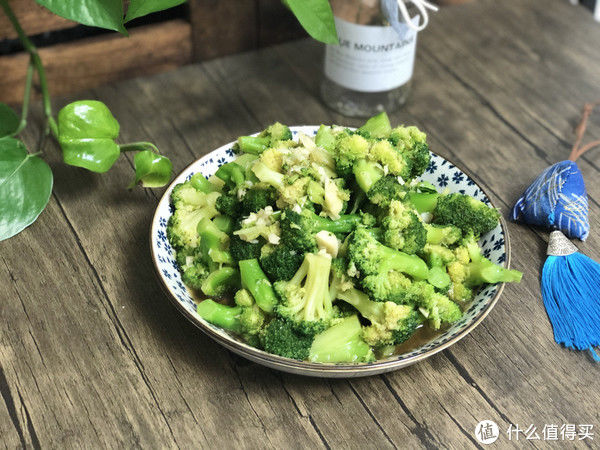 清蒸鱼|健身教练推荐，春天多吃这道菜，富含纤维素，避免每逢佳节就吃胖