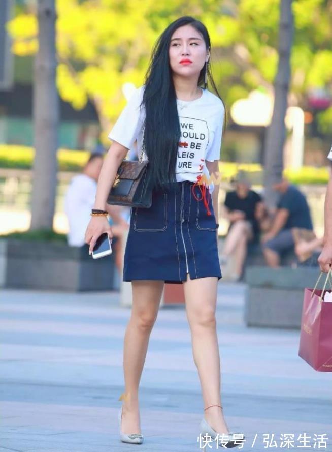 休闲裤|街拍：魅力十足的美女，休闲裤搭配T恤，清爽又显青春活力