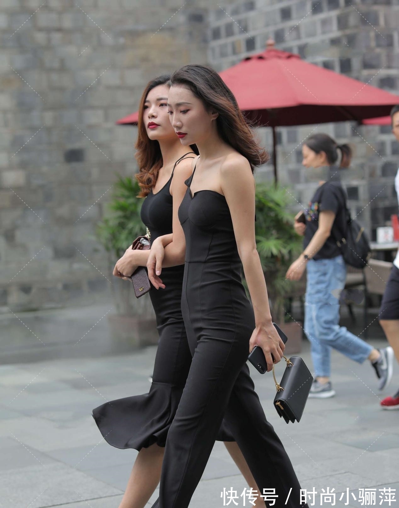 休闲|黑色单肩上衣穿上帅气又休闲,搭配黑色裤子很适合高挑的女生