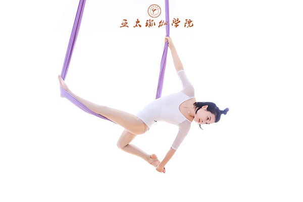 肘板|学会这套瑜伽动作,还怕练不出马甲线?