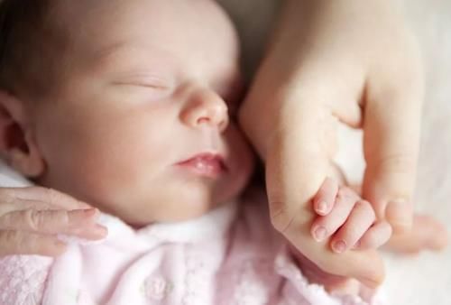 睡眠|宝宝具备“自主入睡”能力时,会用小动作暗示爸妈,记得别忽视