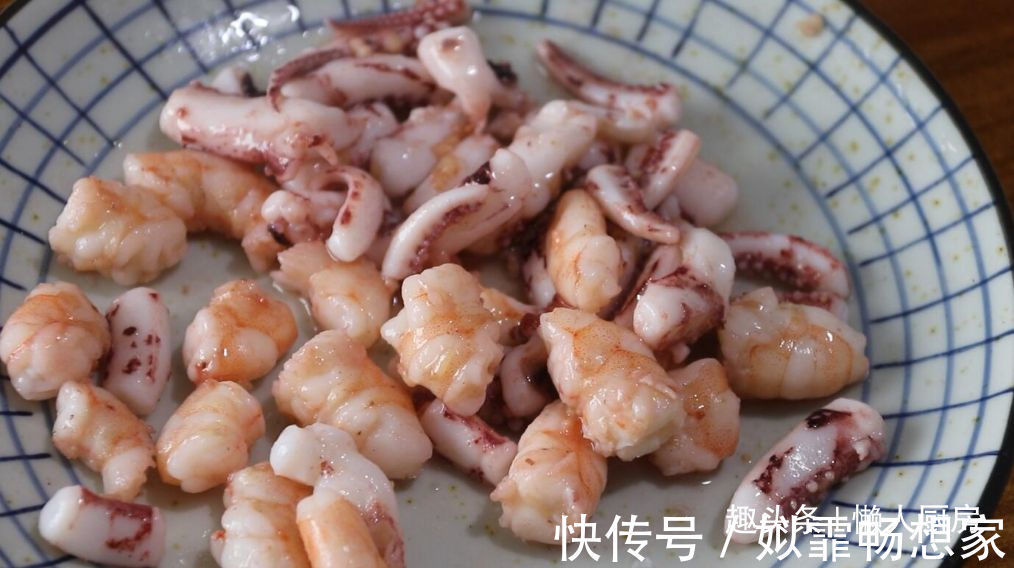 这是海鲜炒米粉的做法，加点它们一起炒，可做菜也可做主食