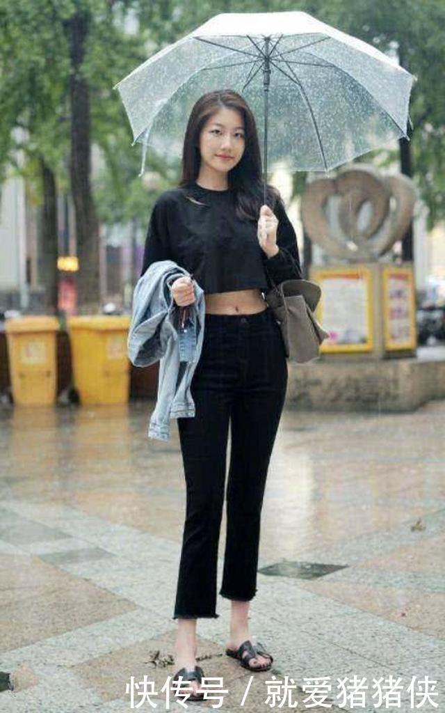 展现出|牛仔裤轻松秀出修长的双腿,展现出活泼又可人的自己