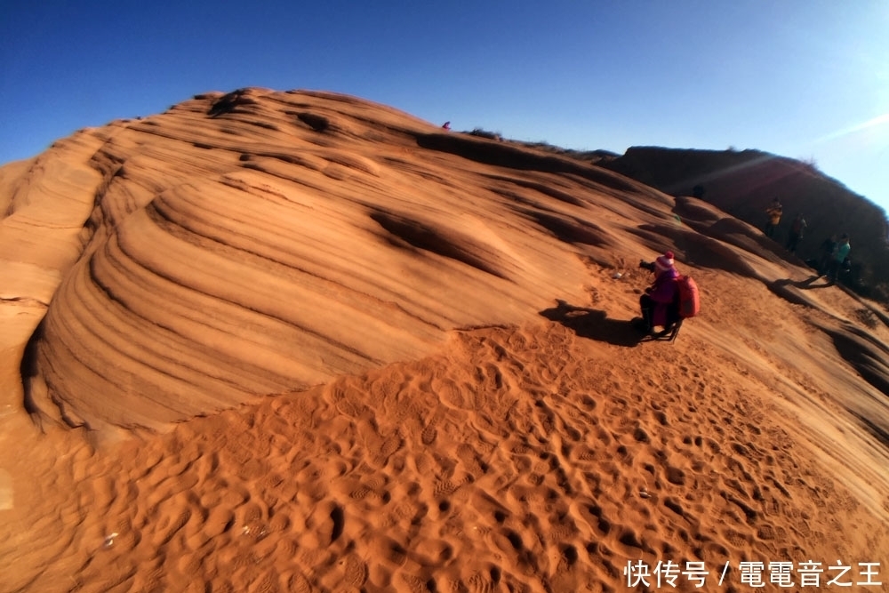 中国的波浪谷 红色石头像泥石流一样 呈现出一种流水状 美极了