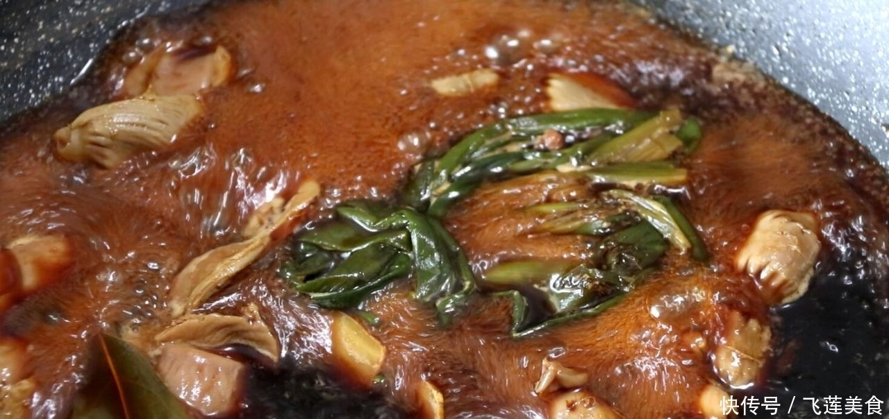 凉拌鸡胗别直接焯水，先卤后拌更入味，脆嫩爽口，下饭又下酒