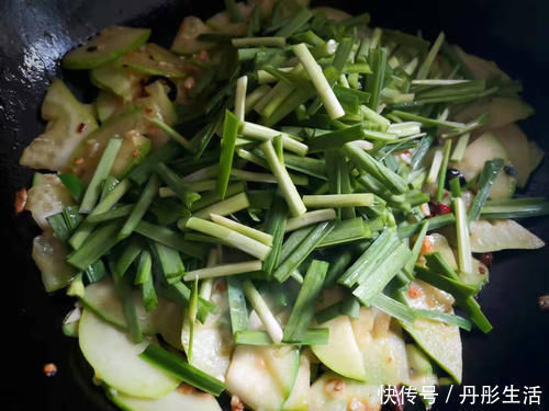 韭菜|它是天然“清肠菜”,每天吃一些,排出体内“垃圾”,腰肢变瘦了