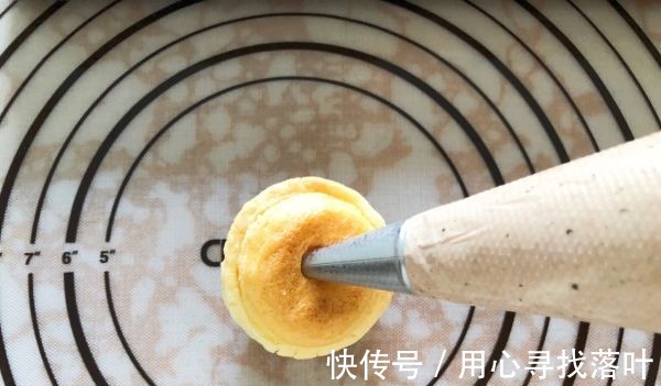 搅拌均匀|不容易翻车的泡芙制作过程，掌握这个技巧，做出高颜值的摩卡泡芙！