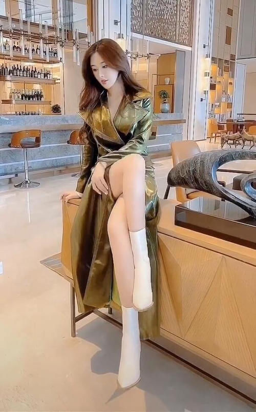 潮流时尚：风衣配上长靴，不装嫩也美得高级！