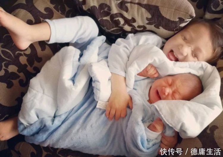 喂奶|2岁半大宝和二胎“抢母乳”,宝妈心疼又无奈喂奶还要躲着他