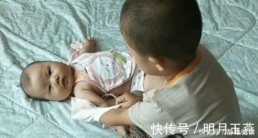 全网|4岁哥哥照顾妹妹起居火了,这大概是全网“混得最牛”的二胎