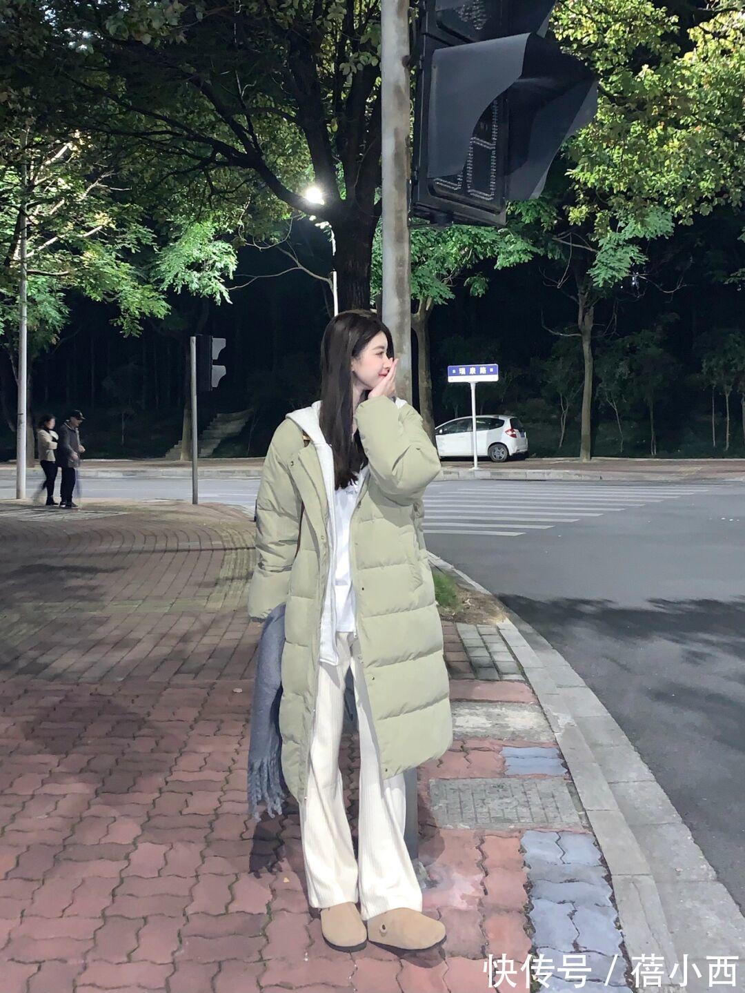 美眉|穿羽绒服下装搭什么才时髦?首选“小白裤”和“半身裙”,真好看