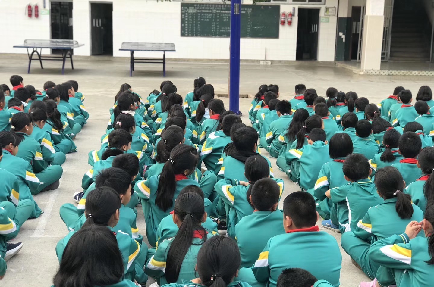 送娃|爸爸早起送娃上学,门卫一看时间气到炸裂!网友:这场景似曾相识