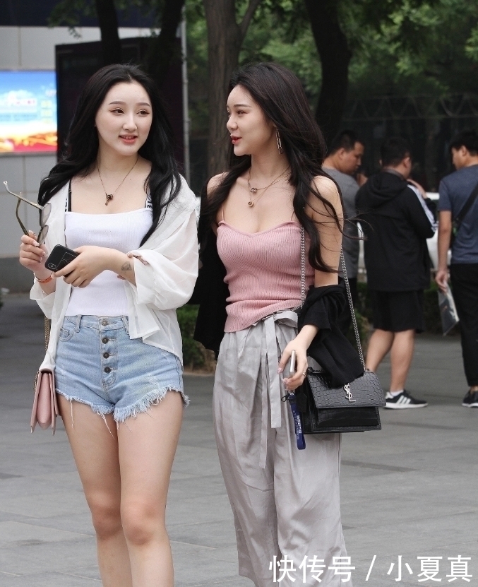 街拍这2个女孩长得都漂亮,更喜欢左边那女孩,真是迷人