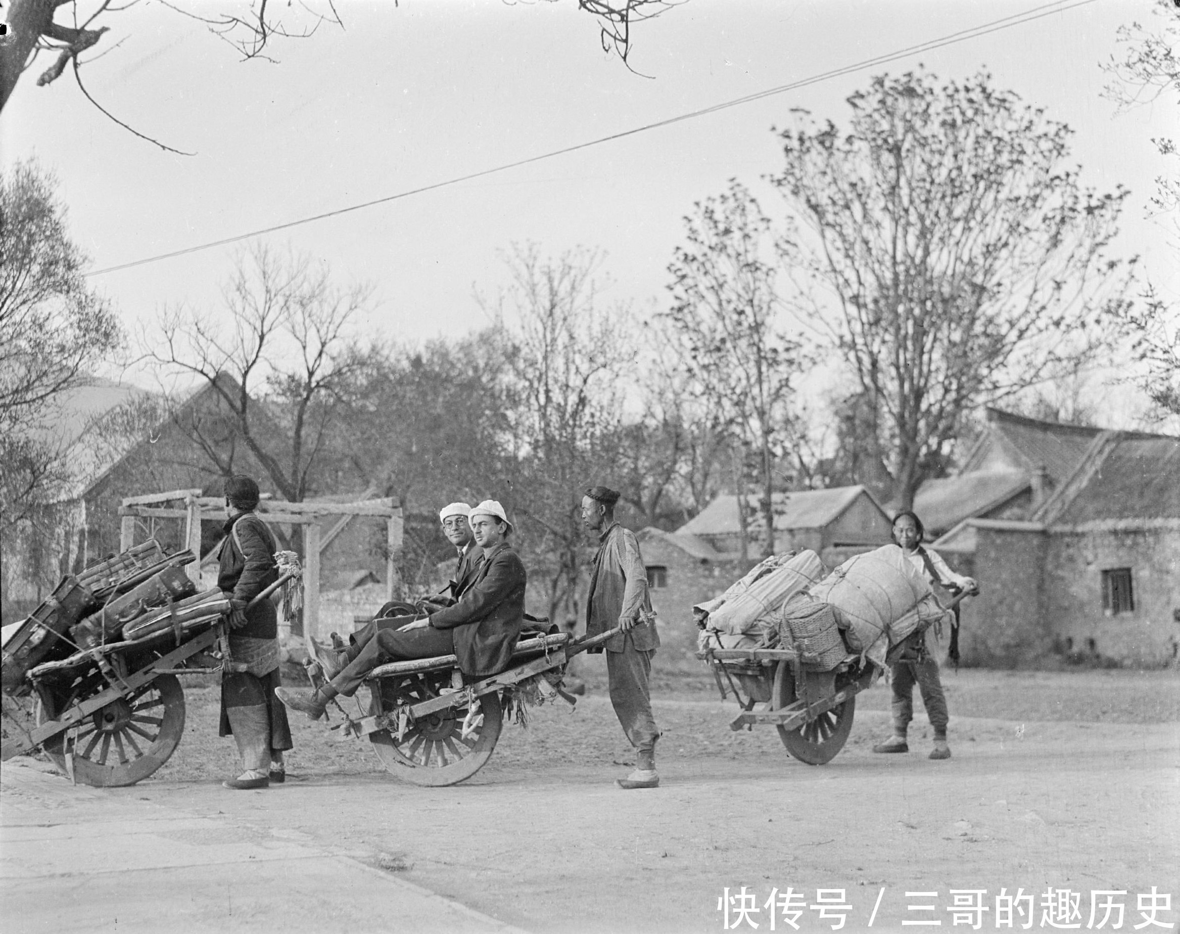 民国老照片：1919年泰山，小脚老妇徒步登山拜泰山娘娘