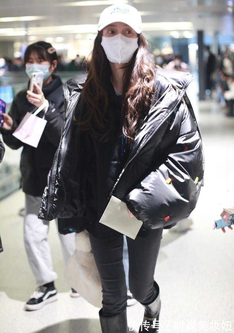 羽绒服|Angelababy也太瘦了吧!这么紧的裤子也撑不满,目测只有90斤