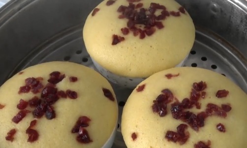 玉米面里加1袋牛奶,手不粘面,简单一做,比蛋糕面包还好吃