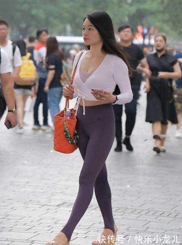 蕾丝 灰色修身上衣搭配灰色打底裤,优雅端庄,是显高显瘦的最佳选择