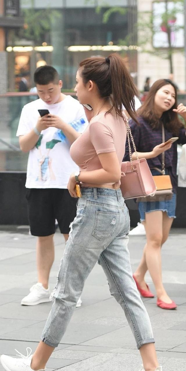 街拍美女：瓜子脸小姐姐扎着马尾，破洞牛仔让人驻足凝望