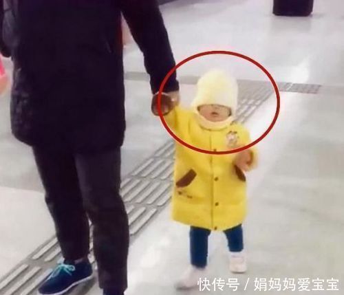 小情人|爸爸带小情人出门逛街,引路人围观!网友:爸爸带娃,活着就行!