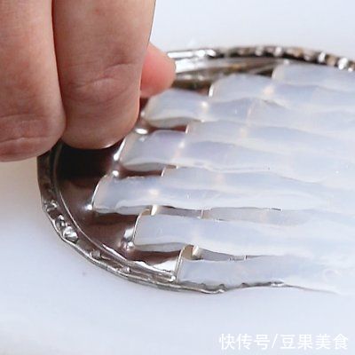 胶质体|夏日美味小吃豌豆凉粉---可以吸溜着吃